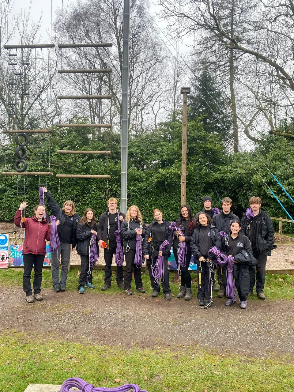 Participantes y equipo de Blackwell Adventure en el centro de actividades