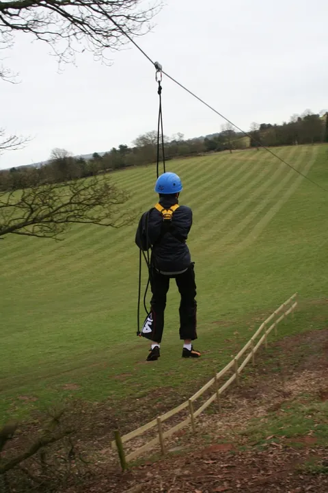 Participante con casco en la tirolesa de Blackwell Adventure