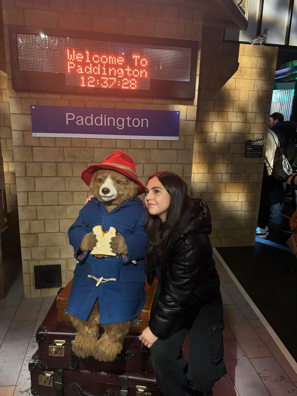Participante junto a la estatua del oso Paddington en la estación de Paddington, Londres